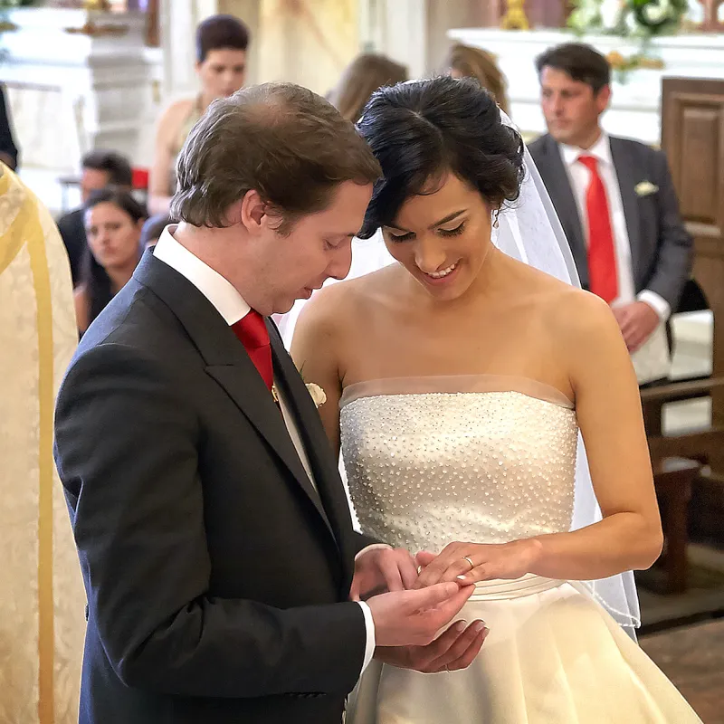 Casal de noivos ao ar livre